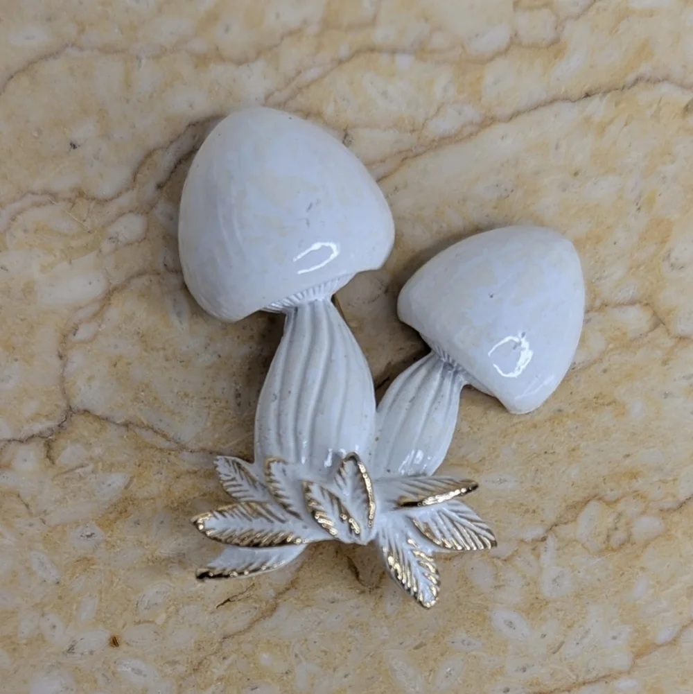 Vintage White Enamel & Gold Tone Mushroom Decorative Leaves Brooch Pin